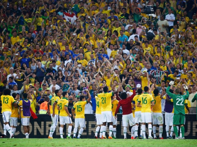 30jun2013---jogadores-da-selecao-brasileira-agradecem-apoio-da-torcida-no-maracana-apos-titulo-da-copa-das-confederacoes-1372638227743_1024x768